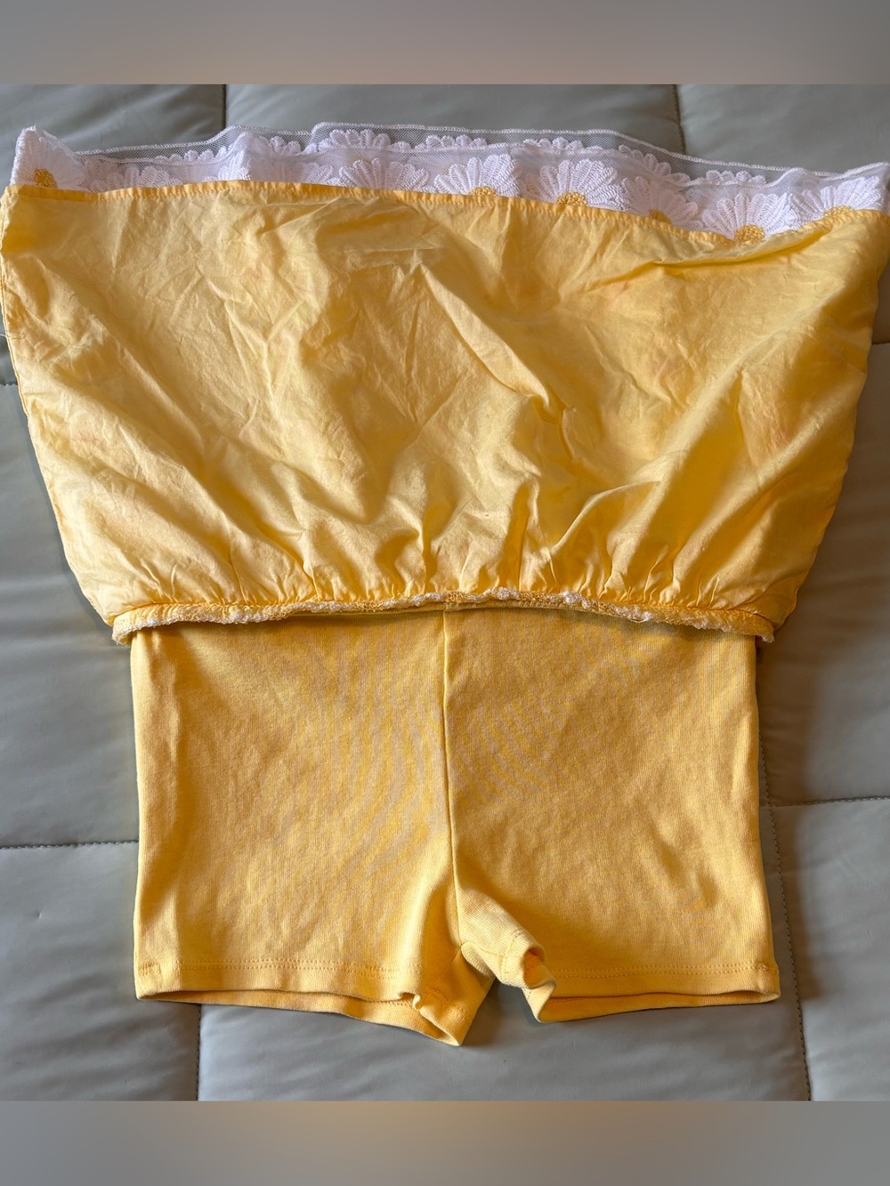 GYMBOREE Girls White and Yellow Daisy Lace Appliqué Skort - Picture 3 of 4